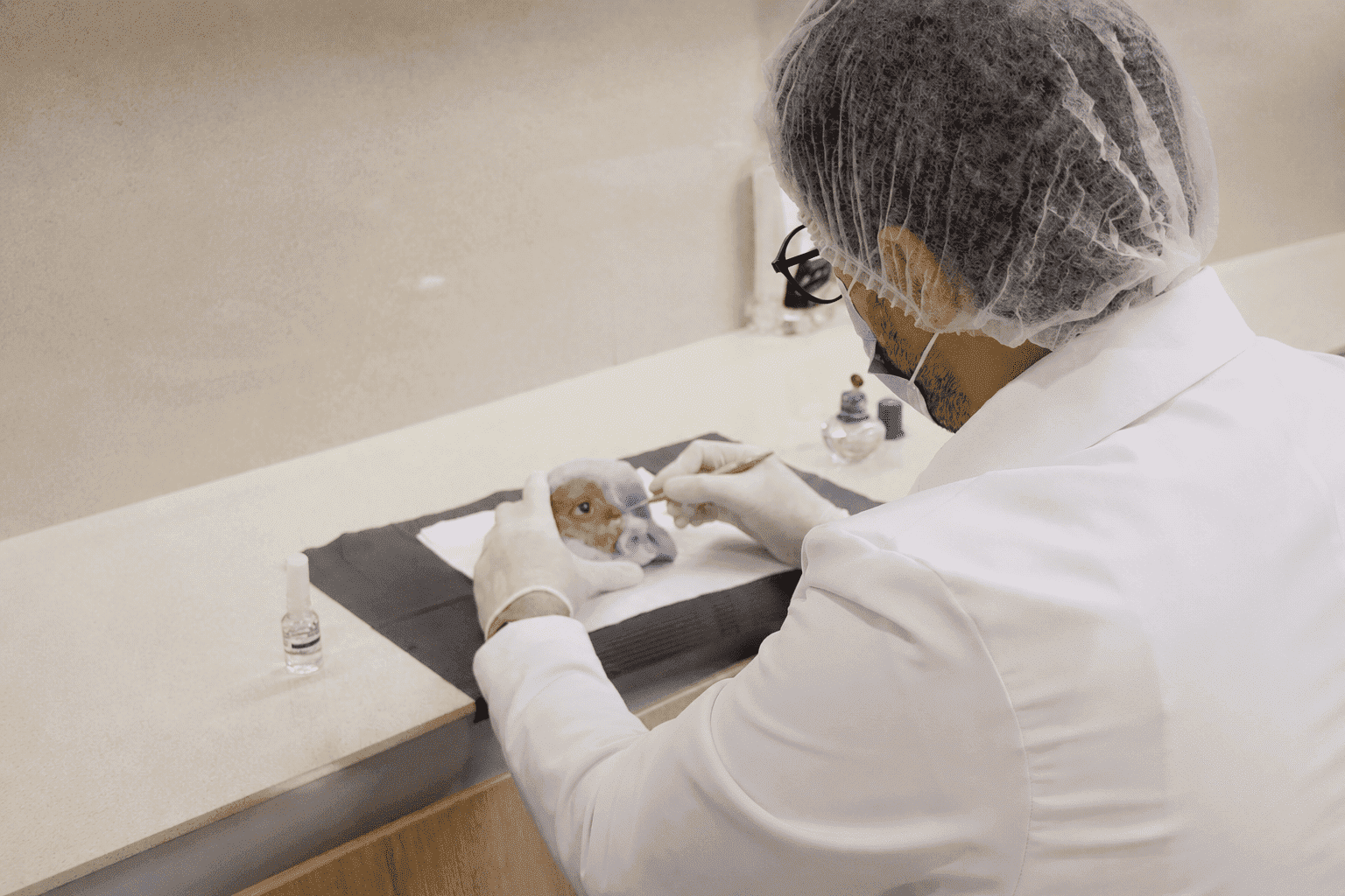 Profesional de RehabilitArte elaborando una prótesis facial personalizada en laboratorio.